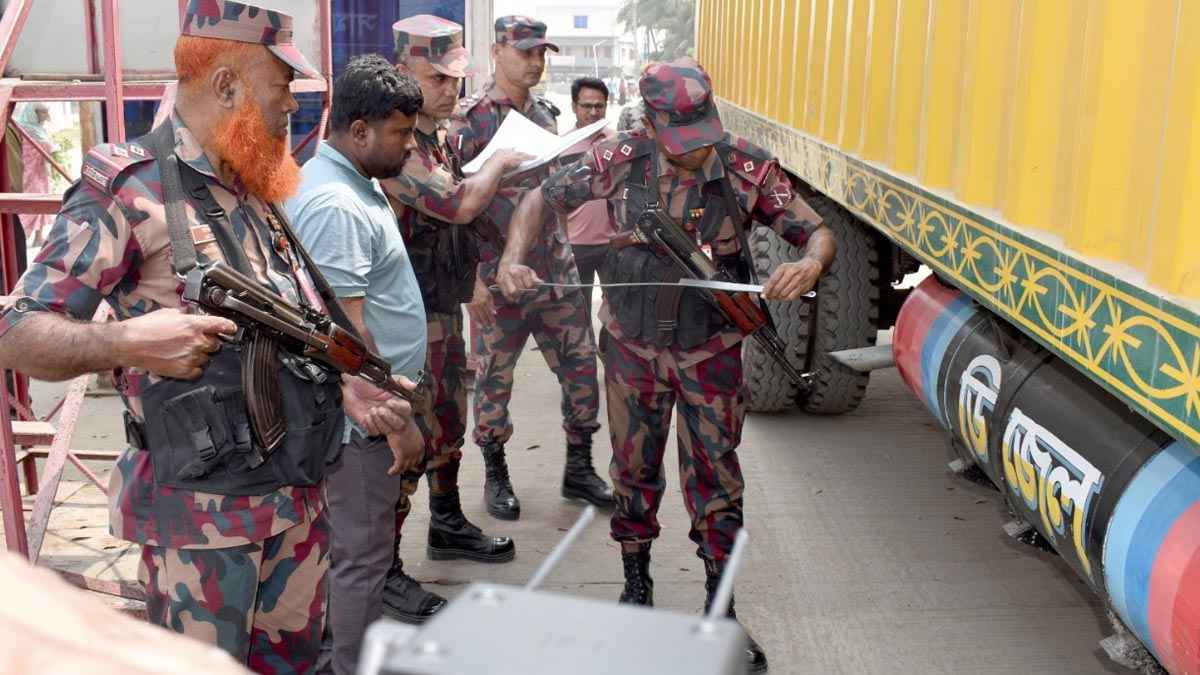 জ্বালানি তেল পাচার রোধে সাতক্ষীরা সীমান্তে বিজিবির নজরদারি জোরদার