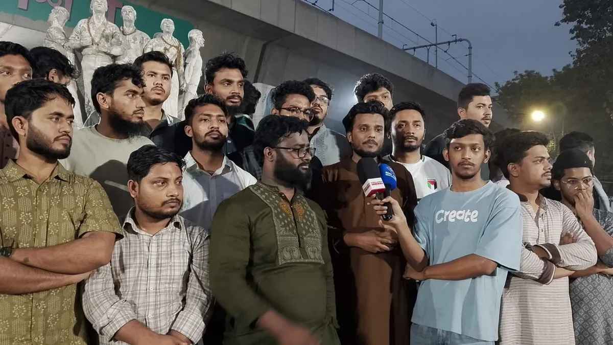 ছাত্রশক্তি নেতার বাড়িতে অগ্নিকাণ্ডের প্রতিবাদে ঢাবিতে বিক্ষোভ মিছিল