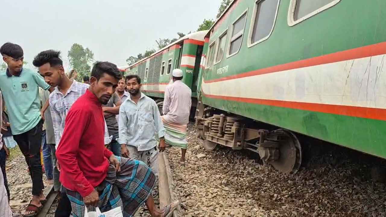বগুড়ায় ট্রেনের বগি লাইনচ্যুতের ঘটনায় আহত শতাধিক