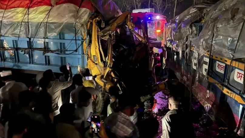 বগুড়ায় বাস-ট্রাকের ত্রিমুখী সংঘর্ষ, আহত ১৫ 