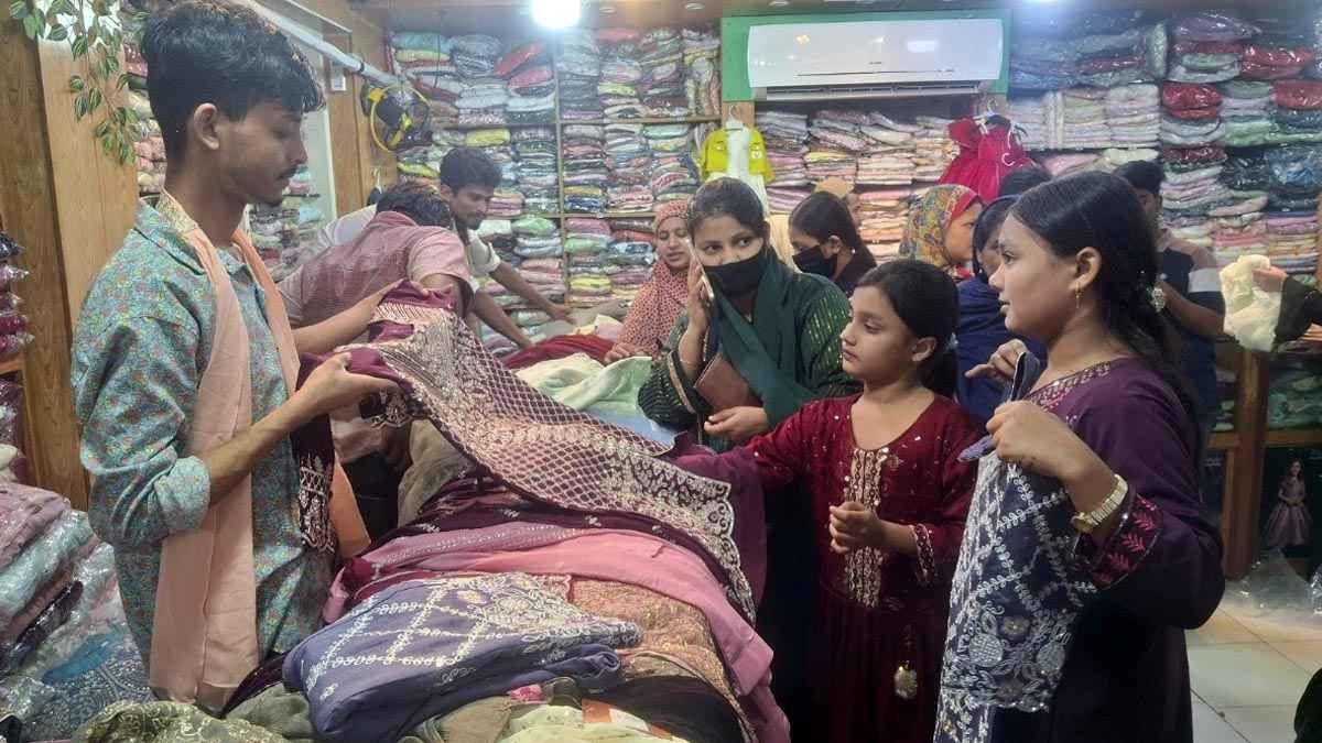 ব্রাহ্মণবাড়িয়ায় জমে উঠেছে ঈদের বাজার, বিপণিবিতানে উপচে পড়া ভিড়