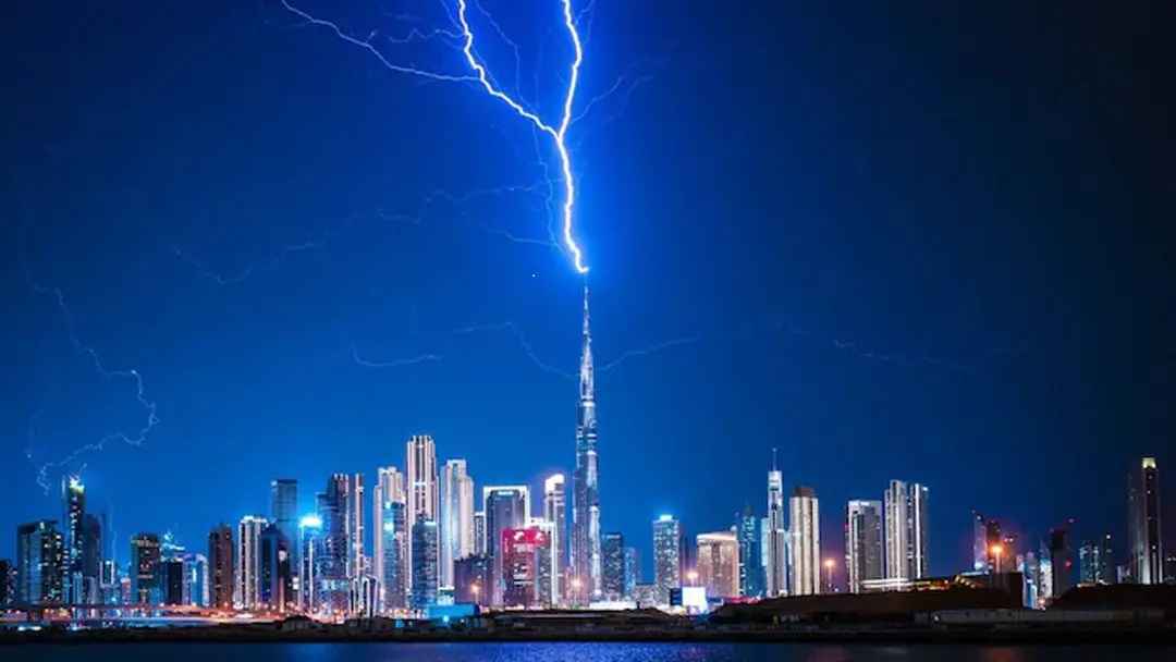আমিরাতে বুর্জ খলিফার ওপর বজ্রপাত 