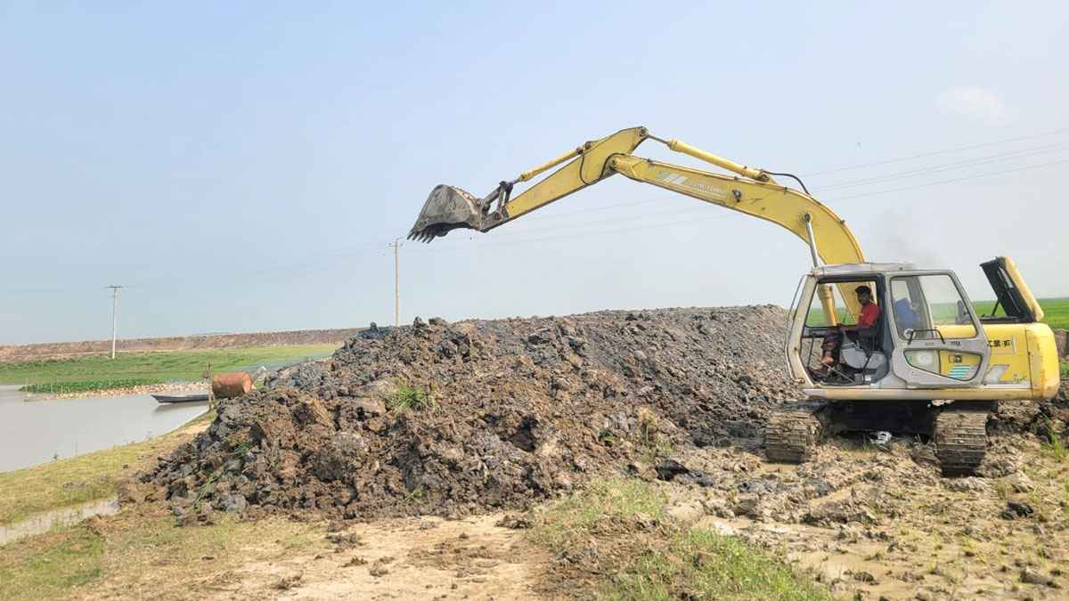 বৃষ্টি শুরু হলেও শেষ হয়নি বাঁধের কাজ, শঙ্কায় হাওরের কৃষক