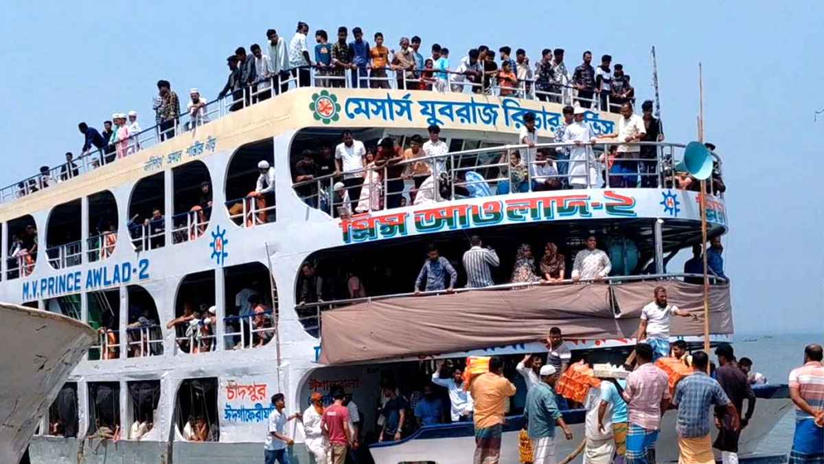লঞ্চে উপচে পড়া ভিড়, দুর্ঘটনার ঝুঁকি