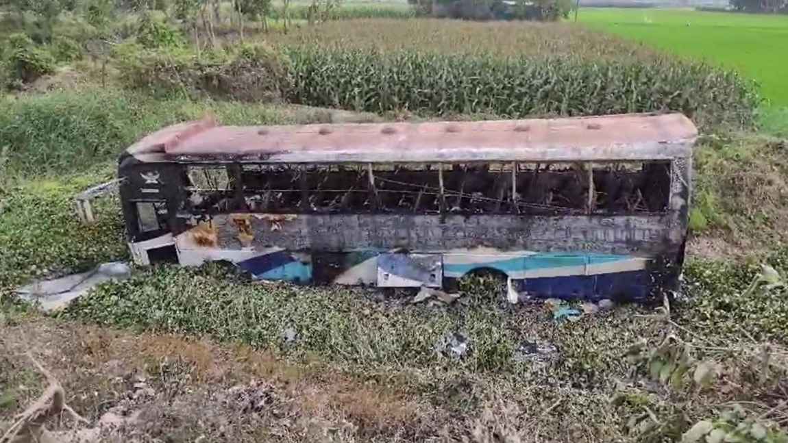 কচুয়ায় সেতুর রেলিং ভেঙে খাদে বাস