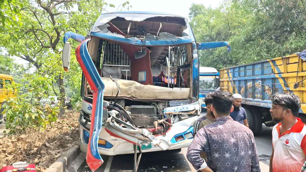 ফেনীতে ট্রাকের পেছনে বাসের ধাক্কা, আহত অন্তত ৮