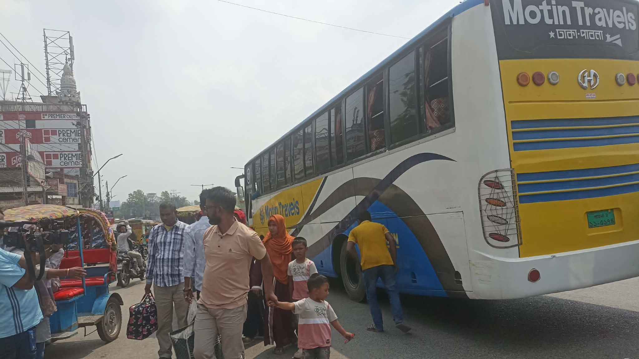 ঈদের ছুটি শেষে কর্মমুখর ঢাকা, ফেরার পথেও বাড়তি ভাড়া নেয়ার অভিযোগ