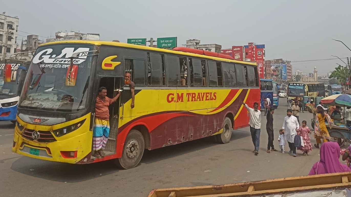 হেলপারদের হাঁকডাকে মুখর বাস টার্মিনাল, যাত্রী সংকটে ভুগছেন চালকেরা