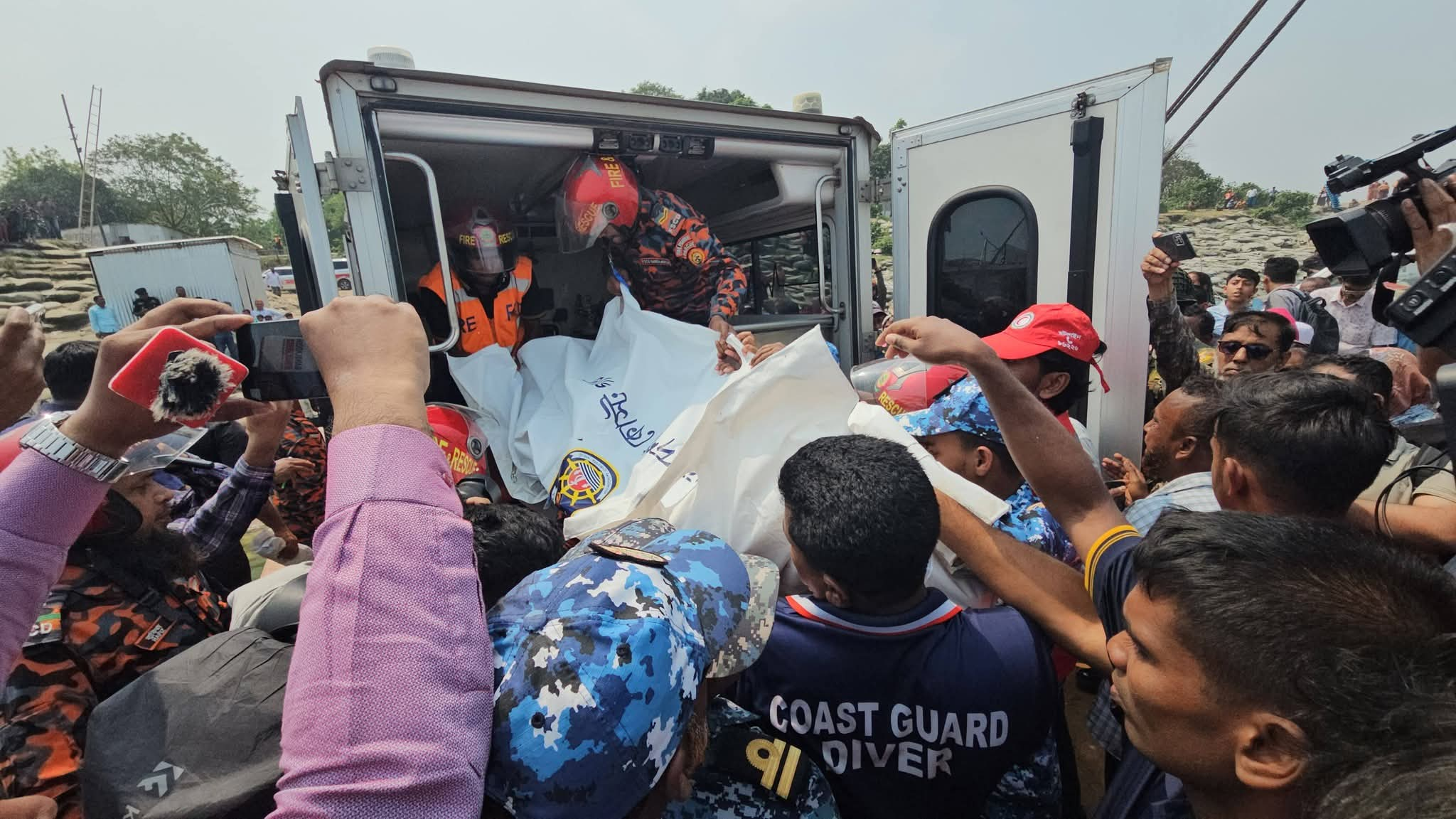 দৌলতদিয়া ট্র্যাজেডি: ২৫ জনের মরদেহ উদ্ধার, ২৩টি হস্তান্তর