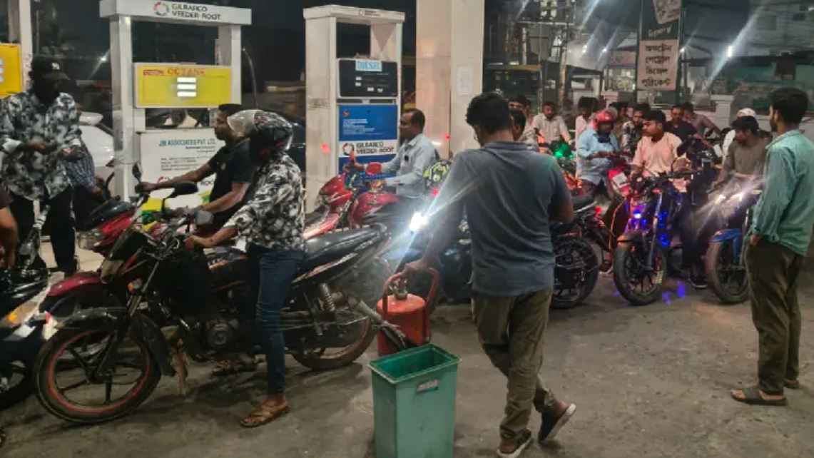 তেলের মজুত ঠেকাতে বরিশালের পাম্পগুলো চষে বেড়াচ্ছেন ট্যাগ অফিসাররা