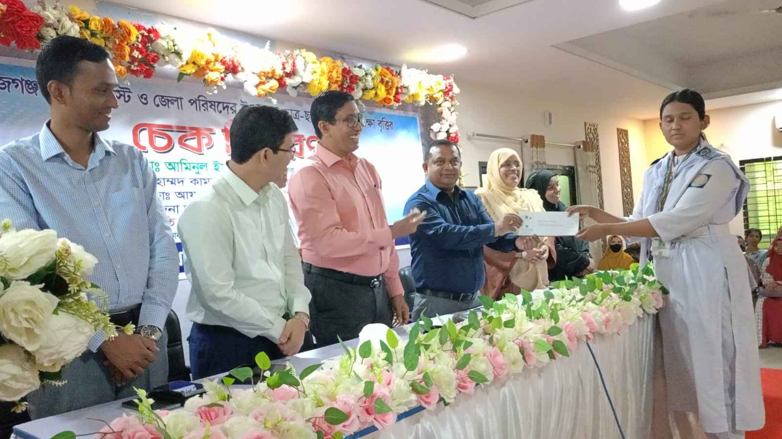 সিরাজগঞ্জে কৃতী শিক্ষার্থীদের মাঝে ২৯ লাখ টাকার শিক্ষা বৃত্তি প্রদান