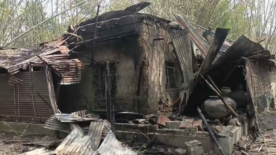 বগুড়ায় আত্মগোপনে থাকা স্বেচ্ছাসেবকলীগ নেতার বাড়িতে আগুন