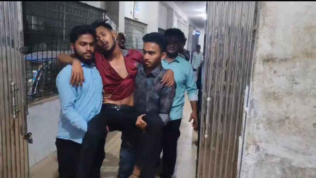 অবৈধভাবে তেল বিক্রি: ভিডিও ধারণ করায় সাংবাদিককে মারধর, ক্যামেরা ভাঙচুর