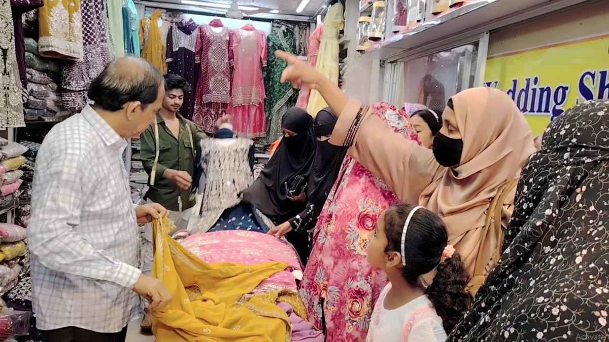 চুয়াডাঙ্গায় ঈদের শেষ মুহূর্তের কেনাকাটায় উপচে পড়া ভিড়