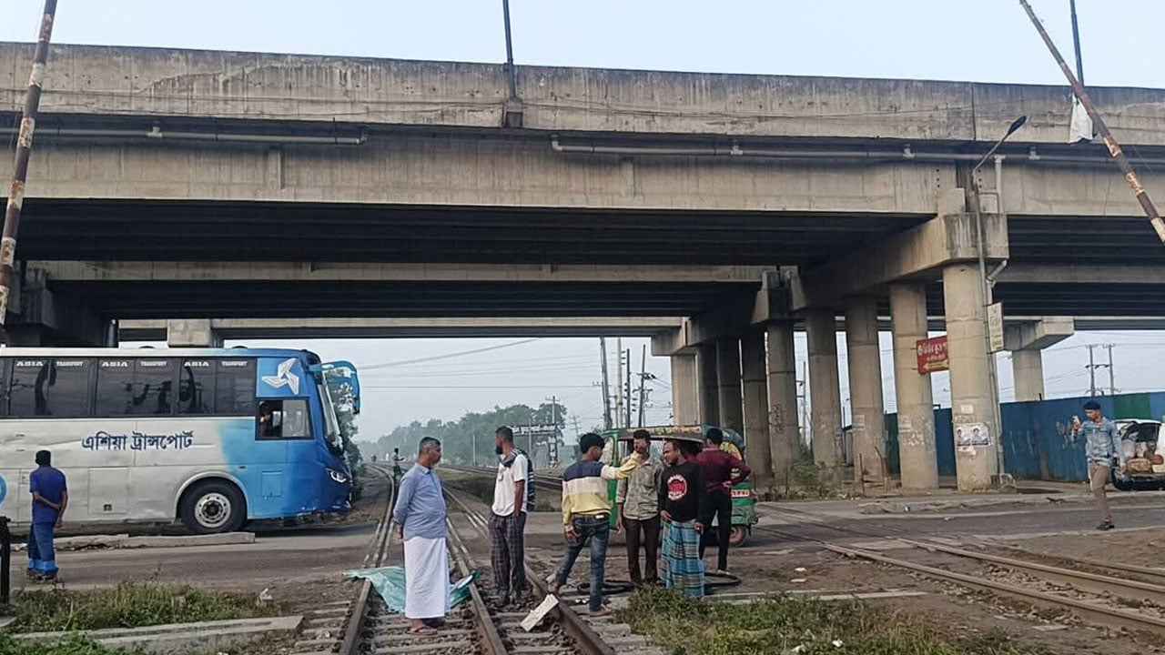 কুমিল্লায় ট্রেন দুর্ঘটনার ঘটনায় রেলক্রসিংয়ের ২ গেটম্যান বরখাস্ত