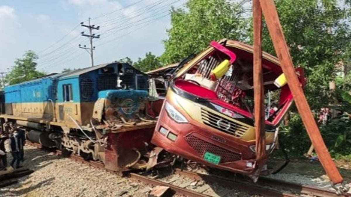কুমিল্লায় বাস-ট্রেন দুর্ঘটনায় দুই গেটম্যানের বিরুদ্ধে মামলা