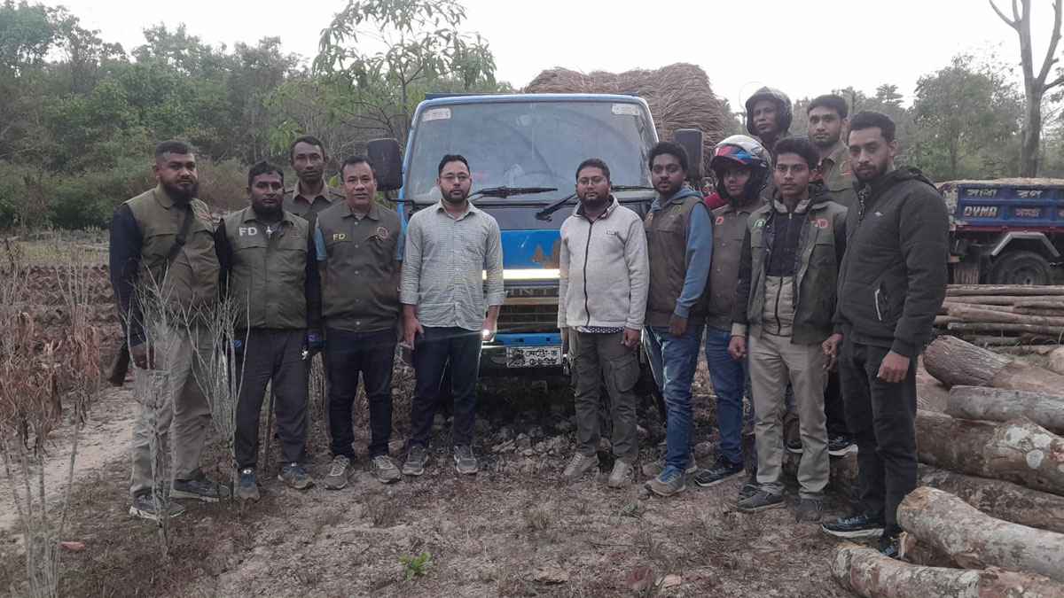 পাহাড় কাটার দায়ে ডাম্পার জব্দ, চারজনের বিরুদ্ধে ব্যবস্থা