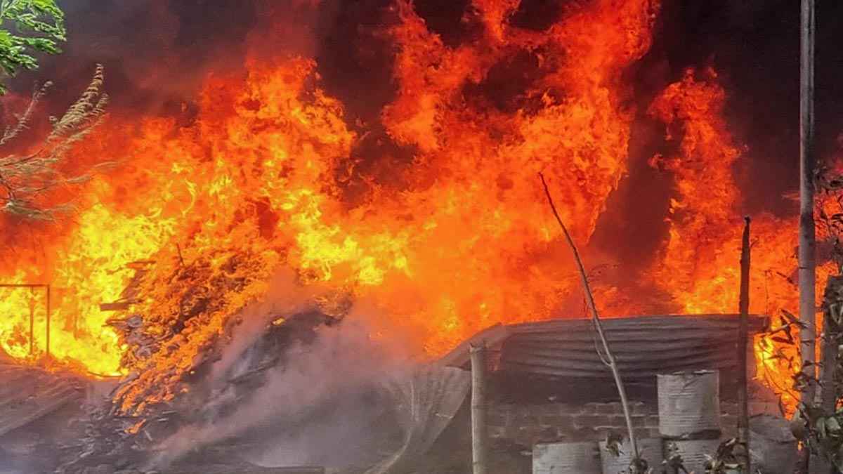 রোহিঙ্গা ক্যাম্পে আগুন, কোটি টাকার মালামাল পুড়ে ছাই