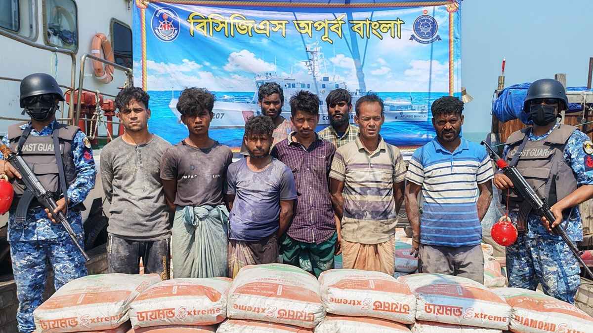মিয়ানমারে পাচারকালে ৫৫০ বস্তা সিমেন্টসহ ৮ পাচারকারী আটক