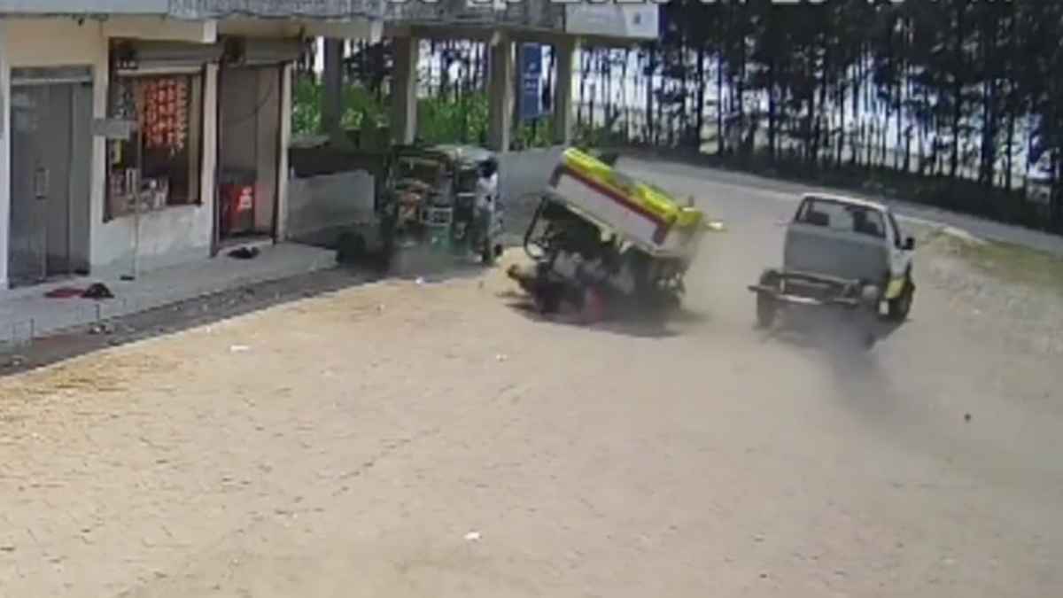 মেরিন ড্রাইভে ট্যুরিস্ট জিপ উল্টে আহত ৮ পর্যটক