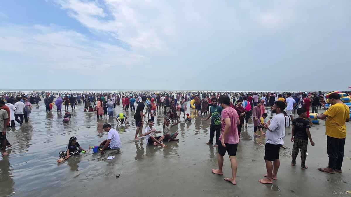 লোকে লোকারণ্য সমুদ্রসৈকত ছুটিতে পর্যটকের ঢল