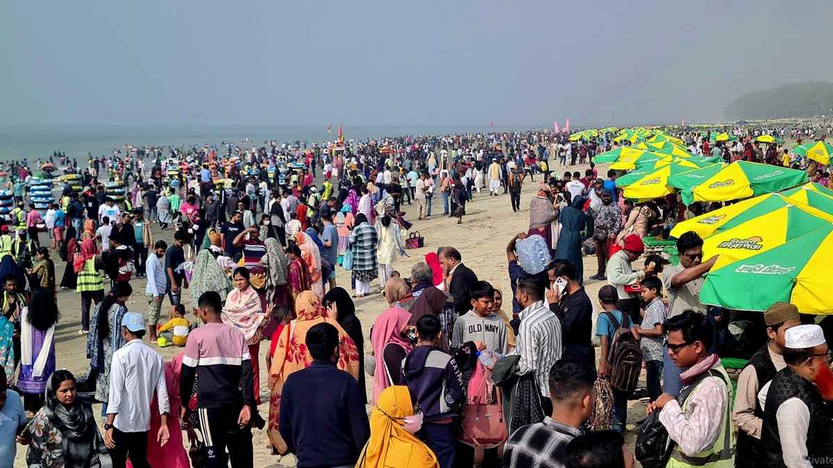 ঈদে পর্যটকের ঢল নামছে কক্সবাজারে, ৯০ শতাংশ হোটেল আগেই বুকিং