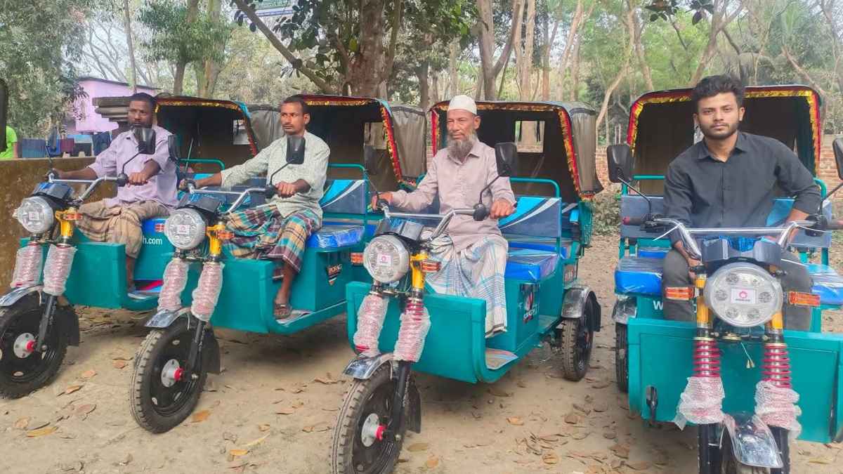 সাবেক ছাত্রদল নেতার উদ্যোগ, অটোরিকশা পেলেন ৪ অসহায়