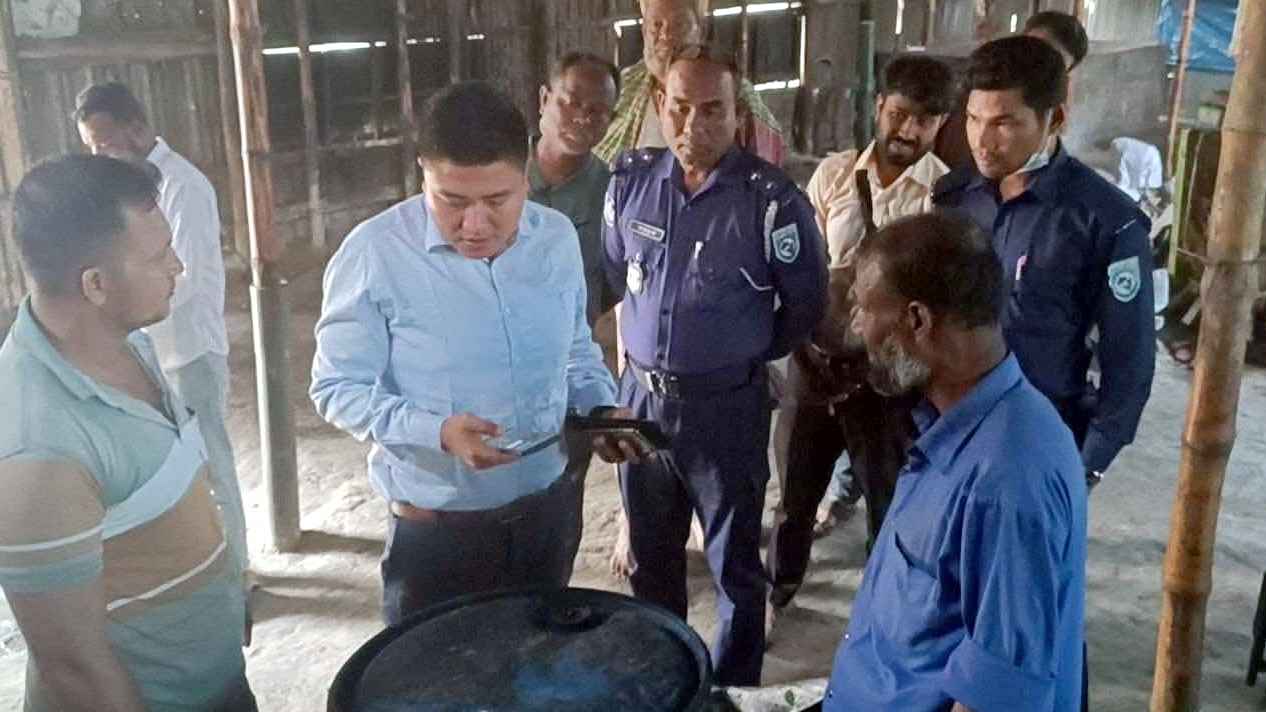 হিলিতে অস্বাস্থ্যকর পরিবেশে সেমাই উৎপাদন, দুই কারখানাকে জরিমানা