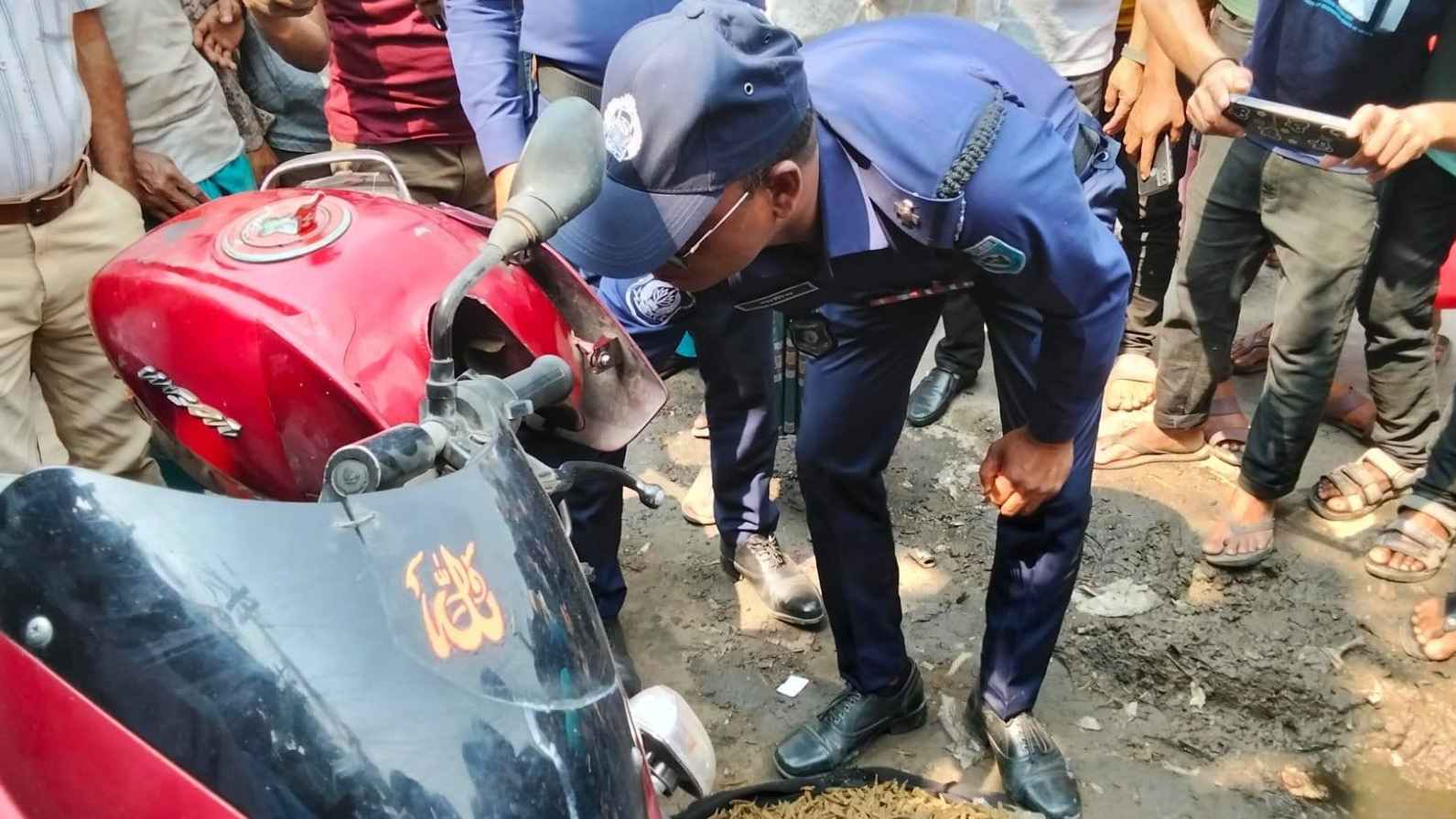 গাইবান্ধায় মোটরসাইকেল মিলল ১০ কেজি গাঁজা