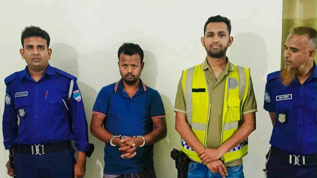 চিৎকার করলে গুলি করার হুমকি, পুলিশের খাঁচায় যুবক