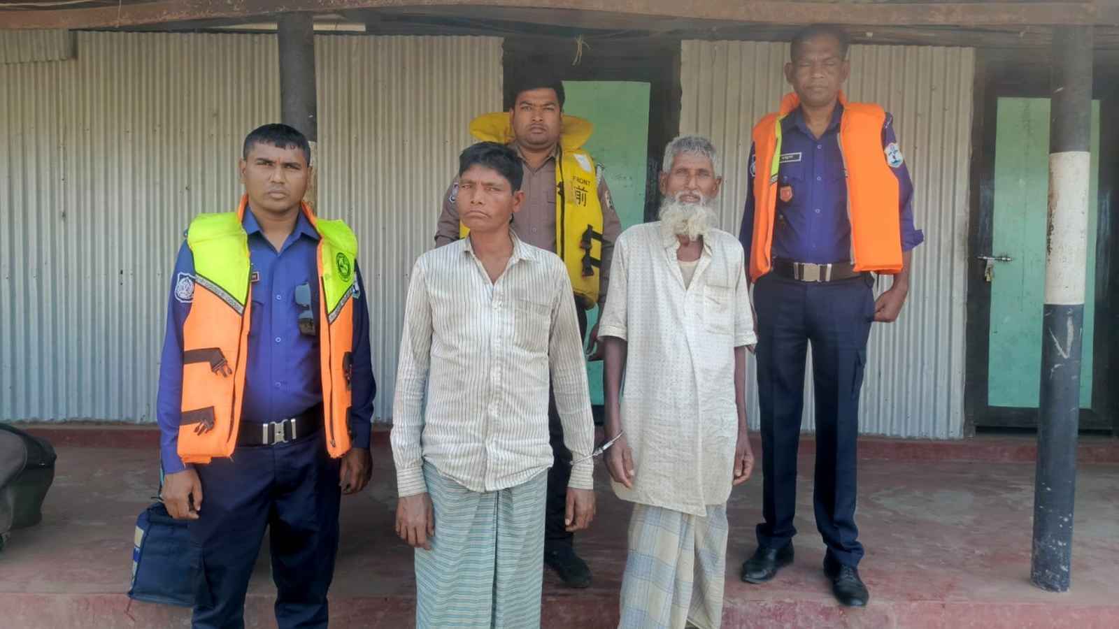 মেঘনায় জাটকা শিকারের দায়ে নৌকাসহ দুই জেলে আটক