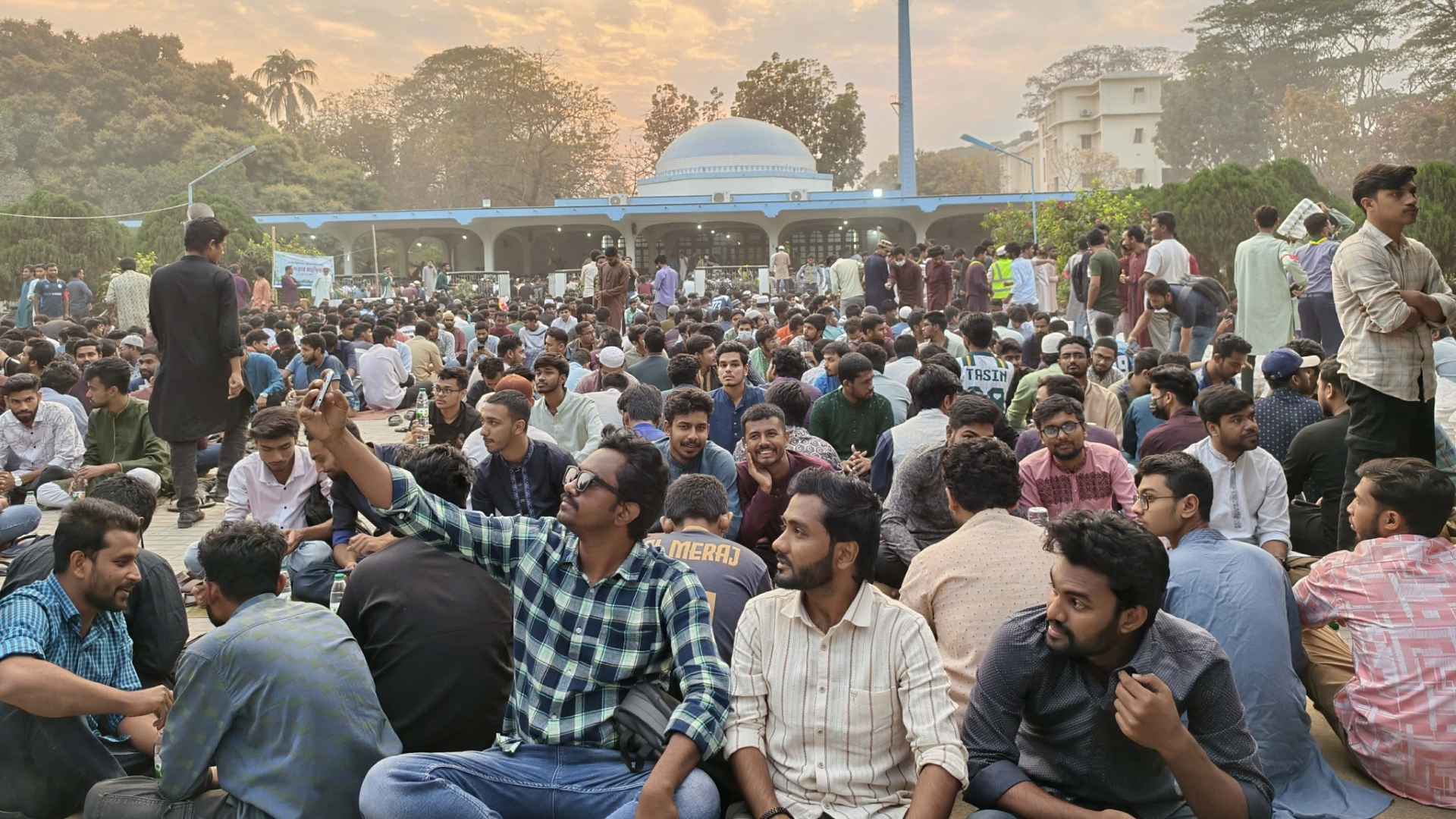 রাকসুতে ১৮ হাজার শিক্ষার্থীর অংশগ্রহণে গণইফতার