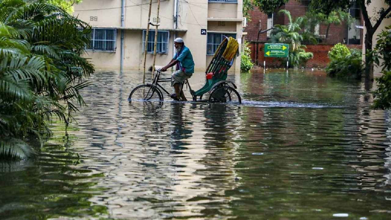 বর্ষাকালে ঢাকার পলাশী এলাকায় বুয়েট কলোনির সামনের এভাবে জলাবদ্ধতা সৃষ্টি হয়। ছবি: সংগৃহীত