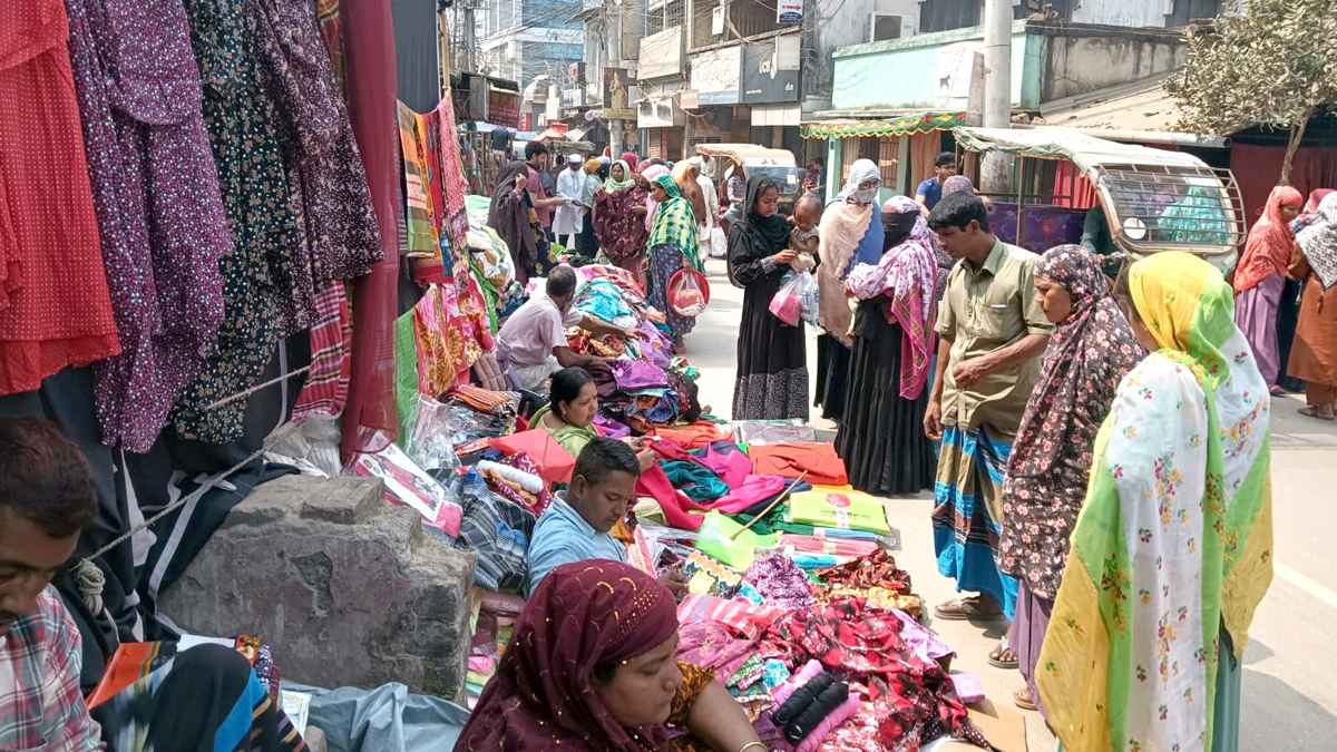 ঈদকে ঘিরে জমে উঠেছে দিনাজপুরের ‘বউ বাজার’