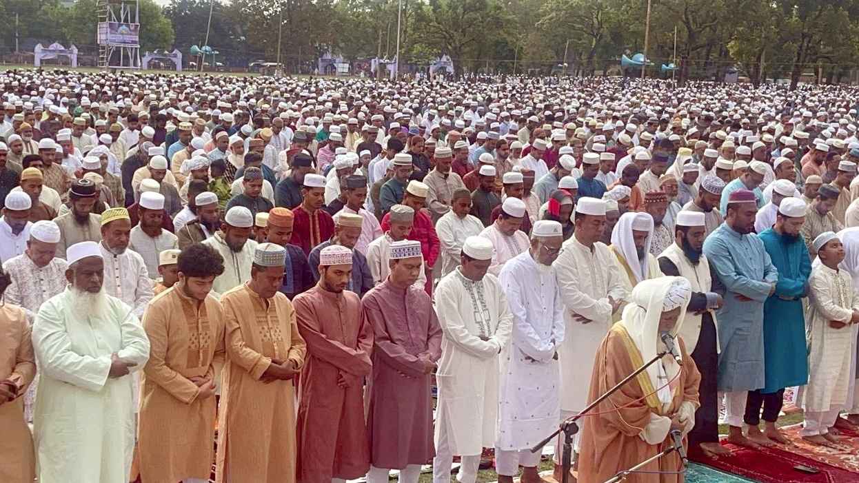 দিনাজপুরের গোর এ শহীদ বড় ময়দানে ঈদের নামাজে লাখো মুসল্লির ঢল