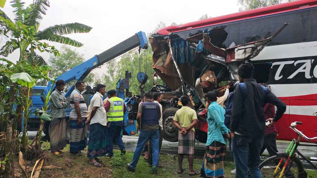 সড়কে দাঁড়িয়ে থাকা ট্রাকে ঢাকাগামী বাসের ধাক্কা, প্রাণ গেল ২ জনের
