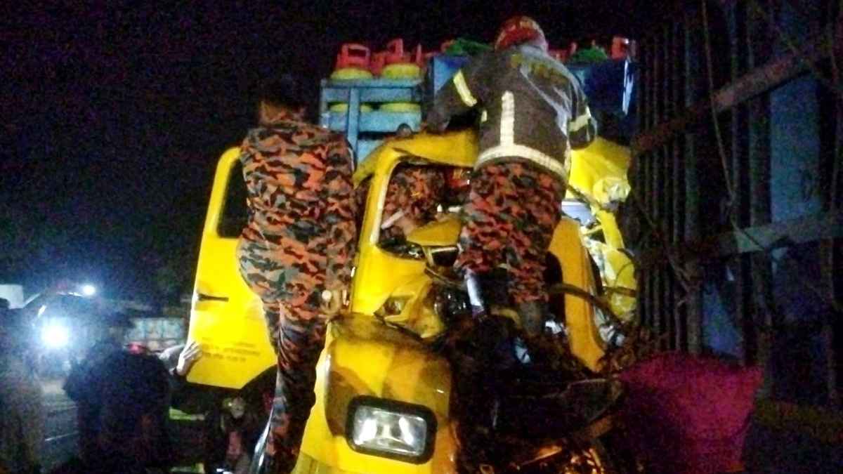 ঘোড়াঘাটে বিকল ট্রাকের পেছনে আরেক ট্রাকের ধাক্কা, চালকের সহকারী নিহত