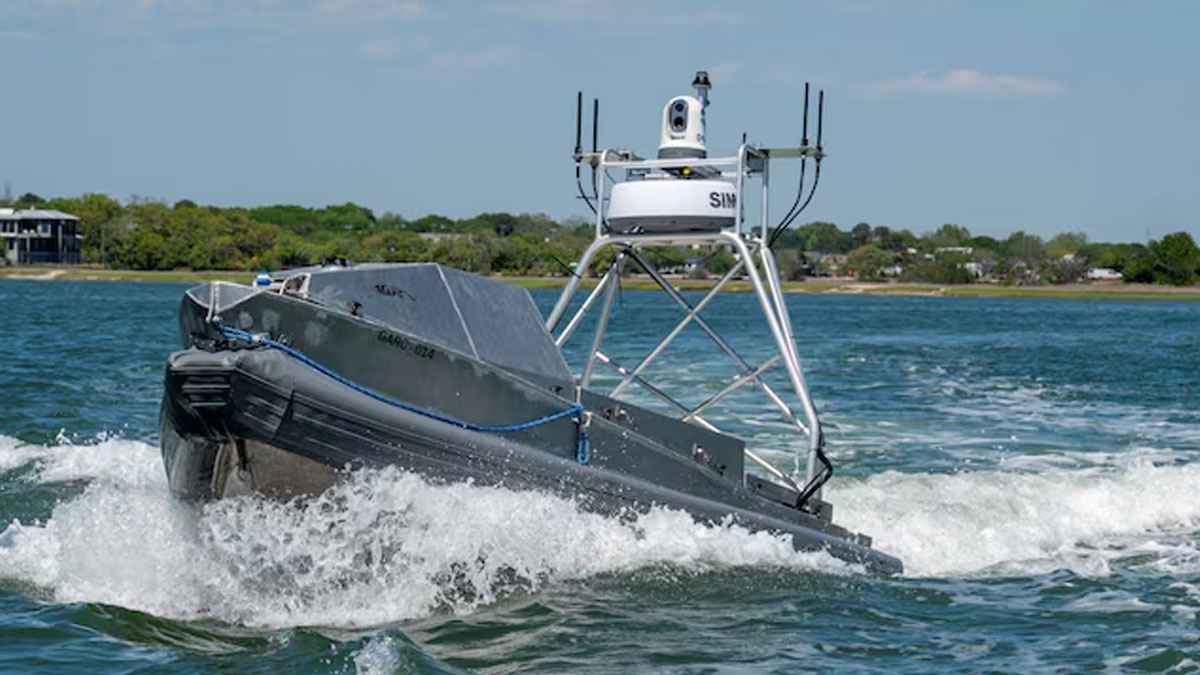 ইরানের বিরুদ্ধে প্রথমবারের মতো ড্রোন বোট নামাল যুক্তরাষ্ট্র