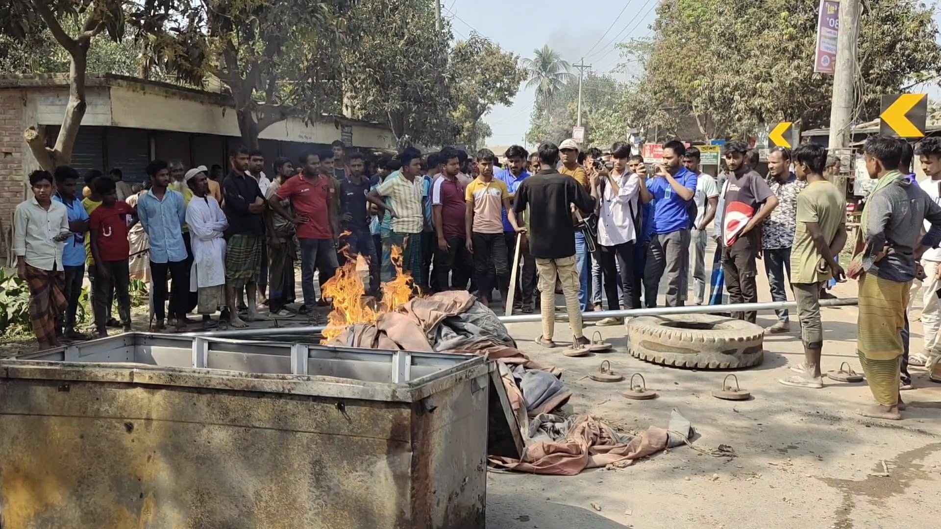 সড়ক দুর্ঘটনায় শিক্ষক নিহত, এলাকাবাসীর সড়ক অরোধ ও অগ্নিসংযোগ