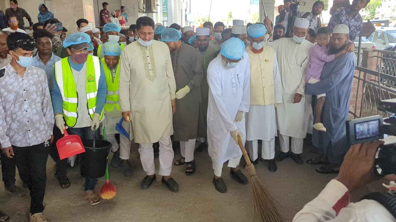 সাতক্ষীরা মেডিকেল কলেজ পরিদর্শনে গিয়ে ঝাড়ু দিলেন এমপি আব্দুল খালেক