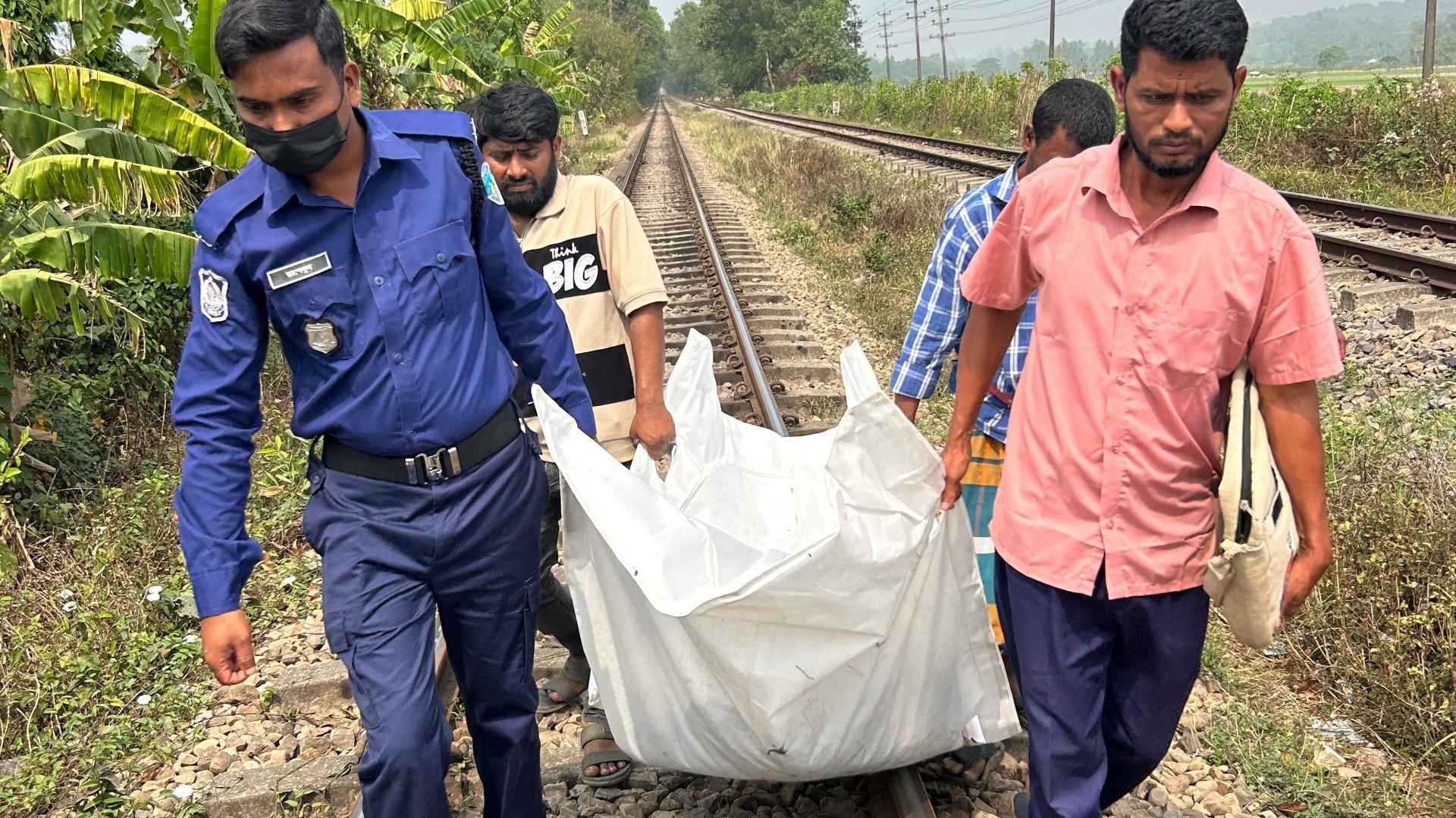 মিরসরাইয়ে ট্রেনে কাটা পড়ে অজ্ঞাত যুবকের মৃত্যু