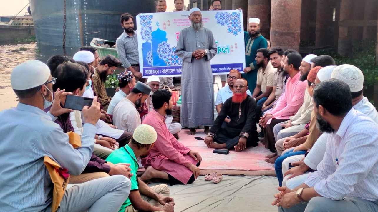 মেঘনা নদীতে নৌভ্রমণের মাধ্যমে ইফতার মাহফিল