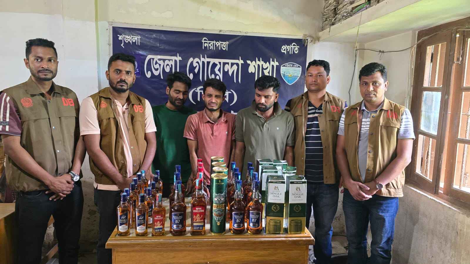 নোয়াখালীতে ডিবির অভিযান: ৩৯ বোতল বিদেশি মদসহ ৩ মাদক কারবারি গ্রেফতার