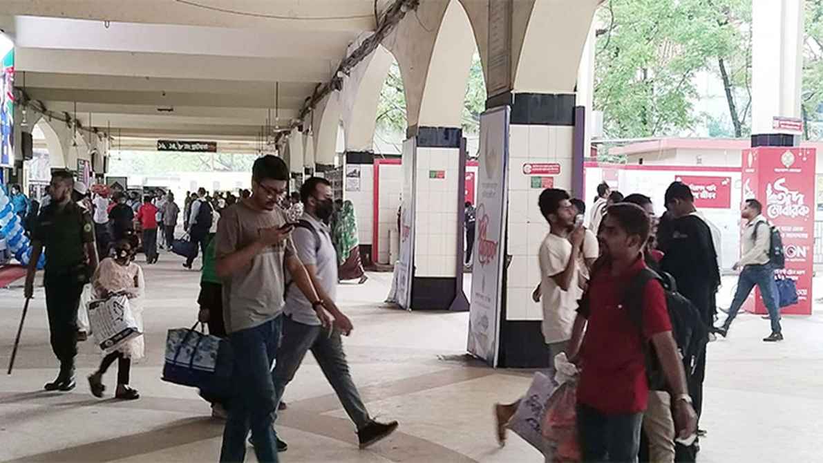 আগেভাগেই ঢাকা ছাড়ার ঢল, উৎসবমুখর কমলাপুর স্টেশন