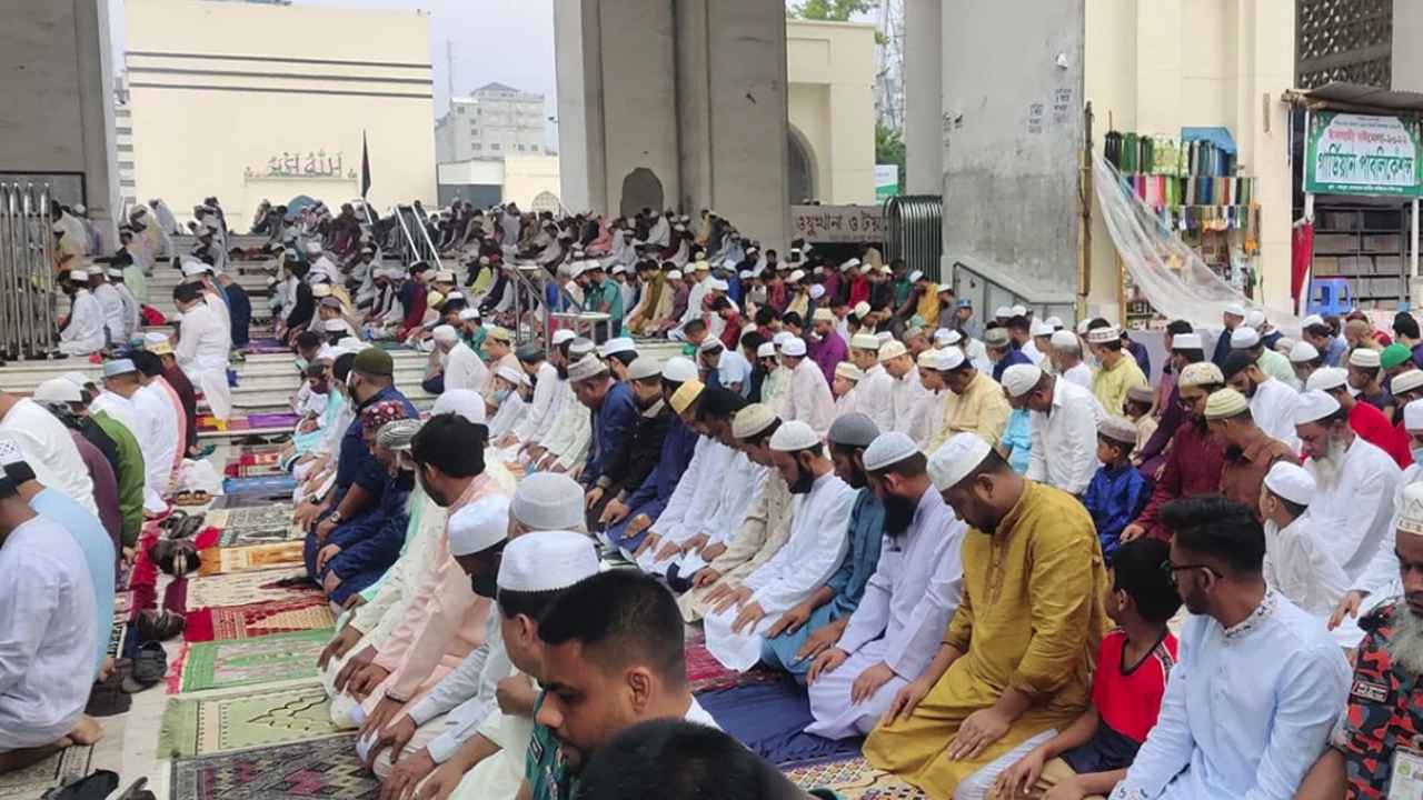 বায়তুল মোকাররমে ঈদের প্রথম জামাত অনুষ্ঠিত