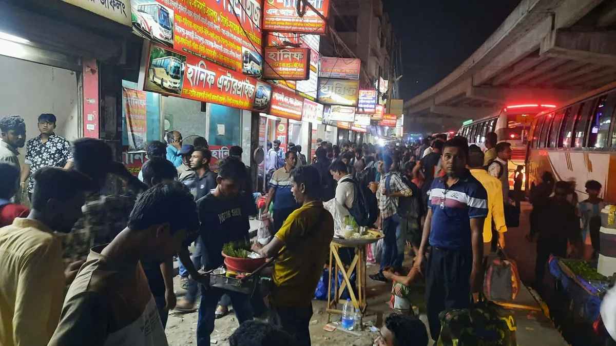 চিরচেনা রূপে ঈদযাত্রা, রাতভর ঢাকা ছেড়েছে মানুষ