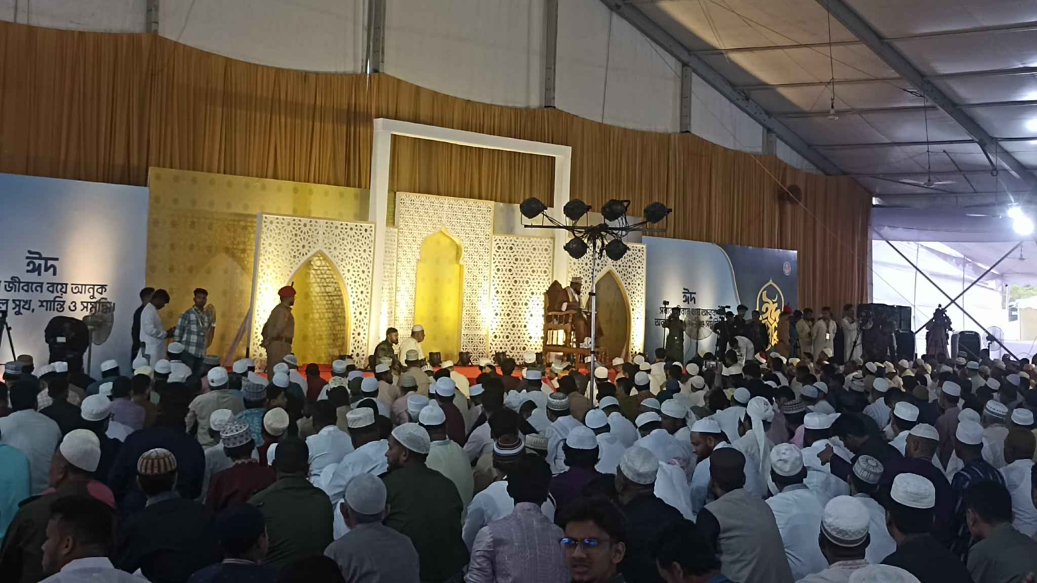 রাজধানীর চীন মৈত্রী সম্মেলন কেন্দ্রের পশ্চিম পাশে থাকা বাণিজ্য মেলার মাঠে ঈদুল ফিতরের নামাজ অনুষ্ঠিত