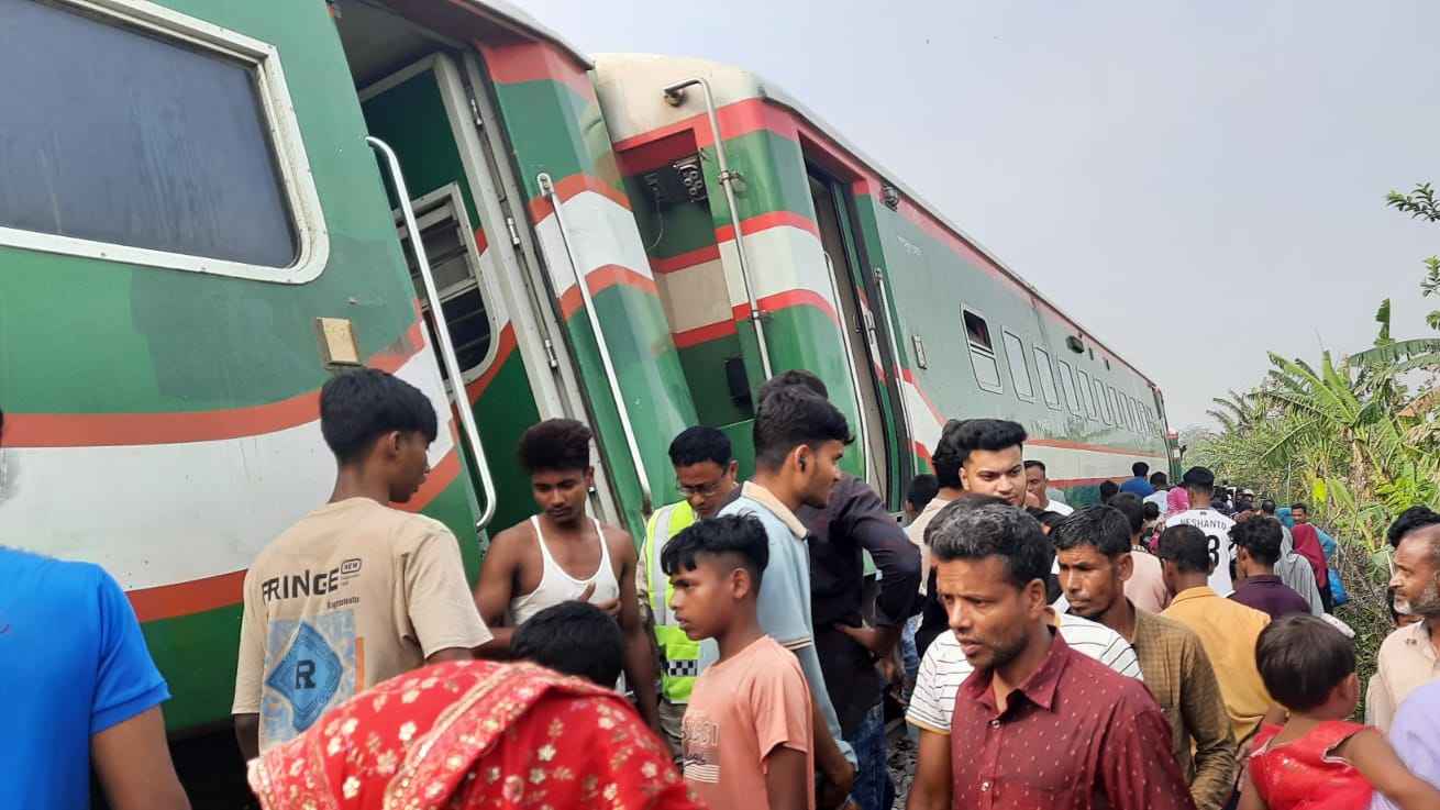 সান্তাহারে লাইনচ্যুত বগিগুলো উদ্ধার করতে আরও ৫ থেকে ৭ ঘণ্টা লাগবে