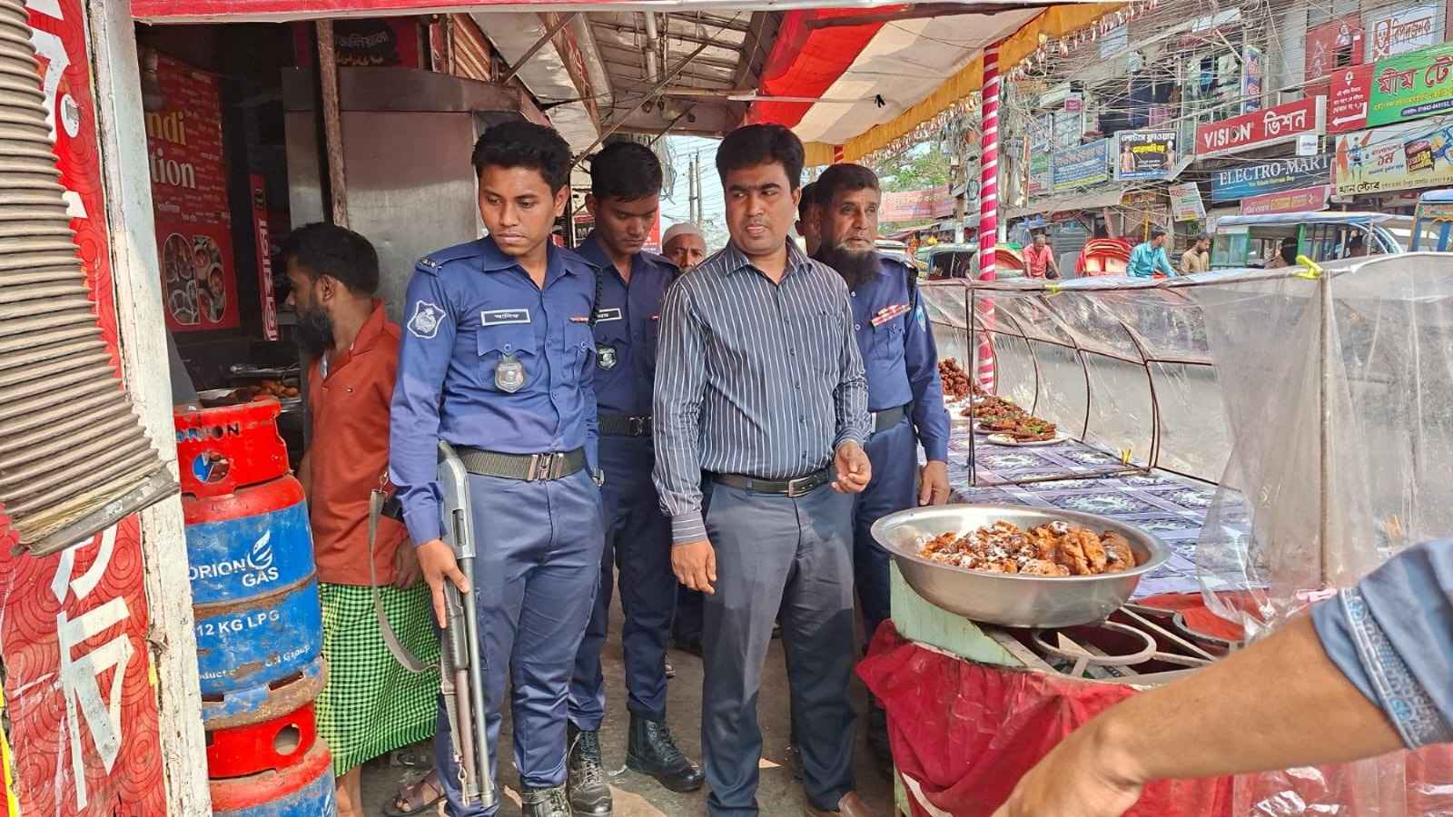 বিক্রির জন্য বাসি খাবার সংরক্ষণ, চাঁদপুরে ৩ প্রতিষ্ঠানের জরিমানা