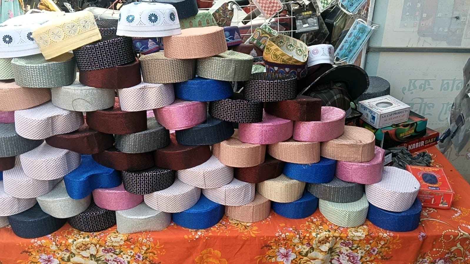 শেষ মুহূর্তে জমজমাট টুপি-আতরের বাজার